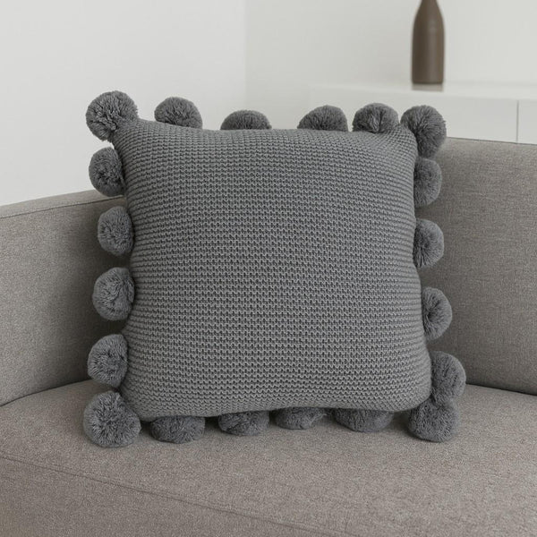 Funda de cojin pompones hilos